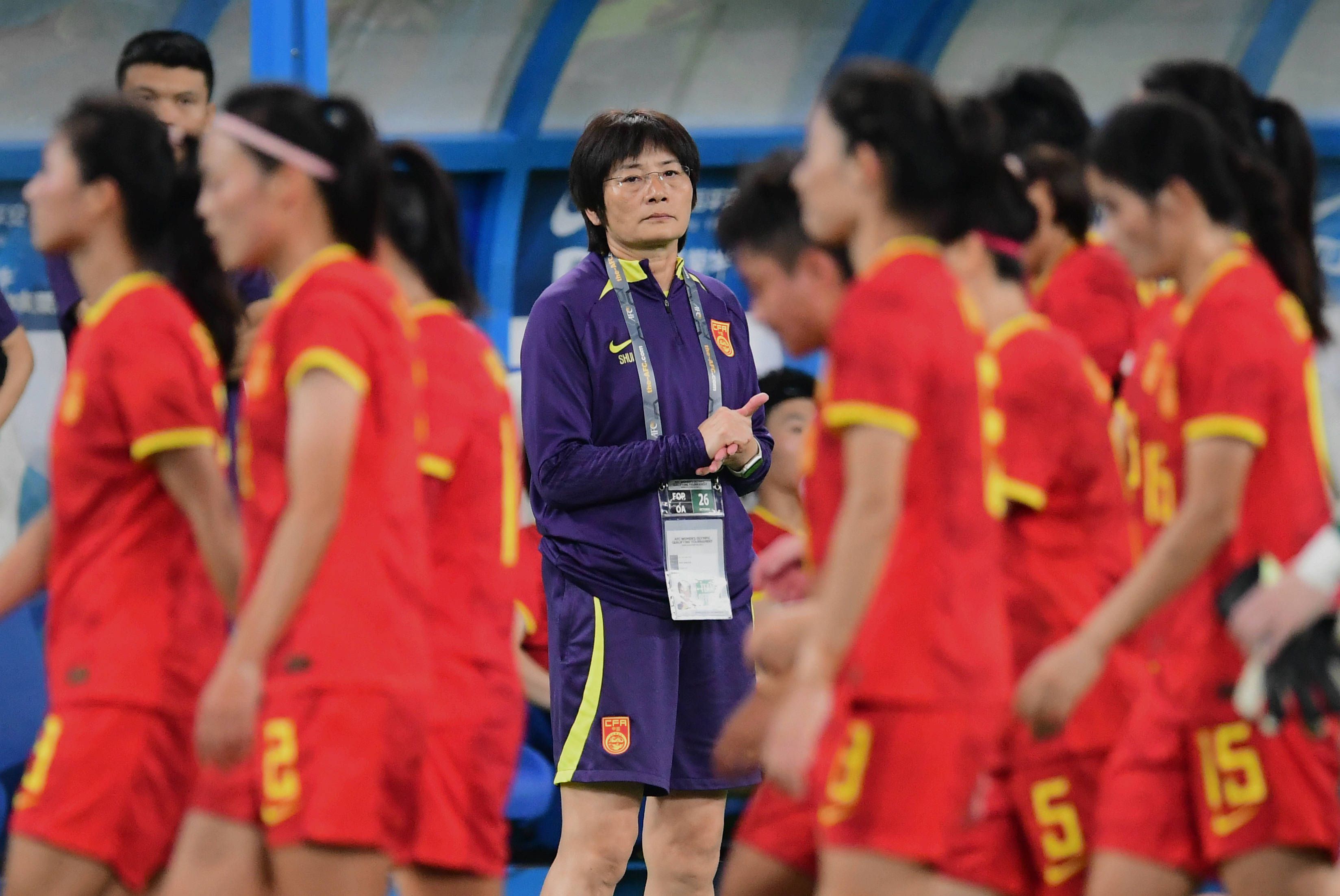 在阿谁动荡的4、五十年月，恋爱尽对得来不容易——一件订情信物、一首情歌、一个商定都足以令情人魂牵梦萦。                                  身份复杂的差人房道龙（刘青云 饰）赶上具有传奇色采的女子陈月荣（汤唯 饰），他们的恋爱故事横越了三个城市：他们在安徽相爱，在上海分手，彼此仍苦守一个商定——在喷鼻港等待重聚。那夜，房道龙在港岛岸边期待接载月容的划子泊岸，却不意划子产生变故，月荣最后可否顺遂抵港，与
