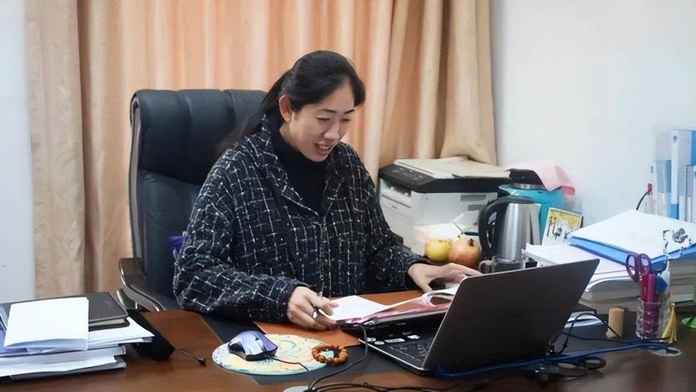 　　　　《圣殇》延续了之前金基德的诸多元素，可是却变得加倍内敛和俭朴了，用一种哑忍的痛感取代了曩昔赤裸裸的感官冲击，没有那末多鲜血淋漓的镜头或惊世骇俗的桥段，一条长长的血线，一个沾有鲜血的冰箱，一些客不雅的刺激，就足以用想象力表示出一个残暴伤感失望的世界了。